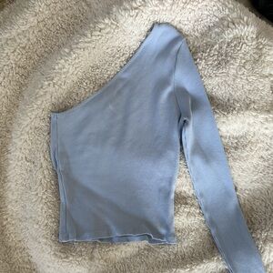 super flattering light blue asymmetrical top! ☆⋆。𖦹°‧